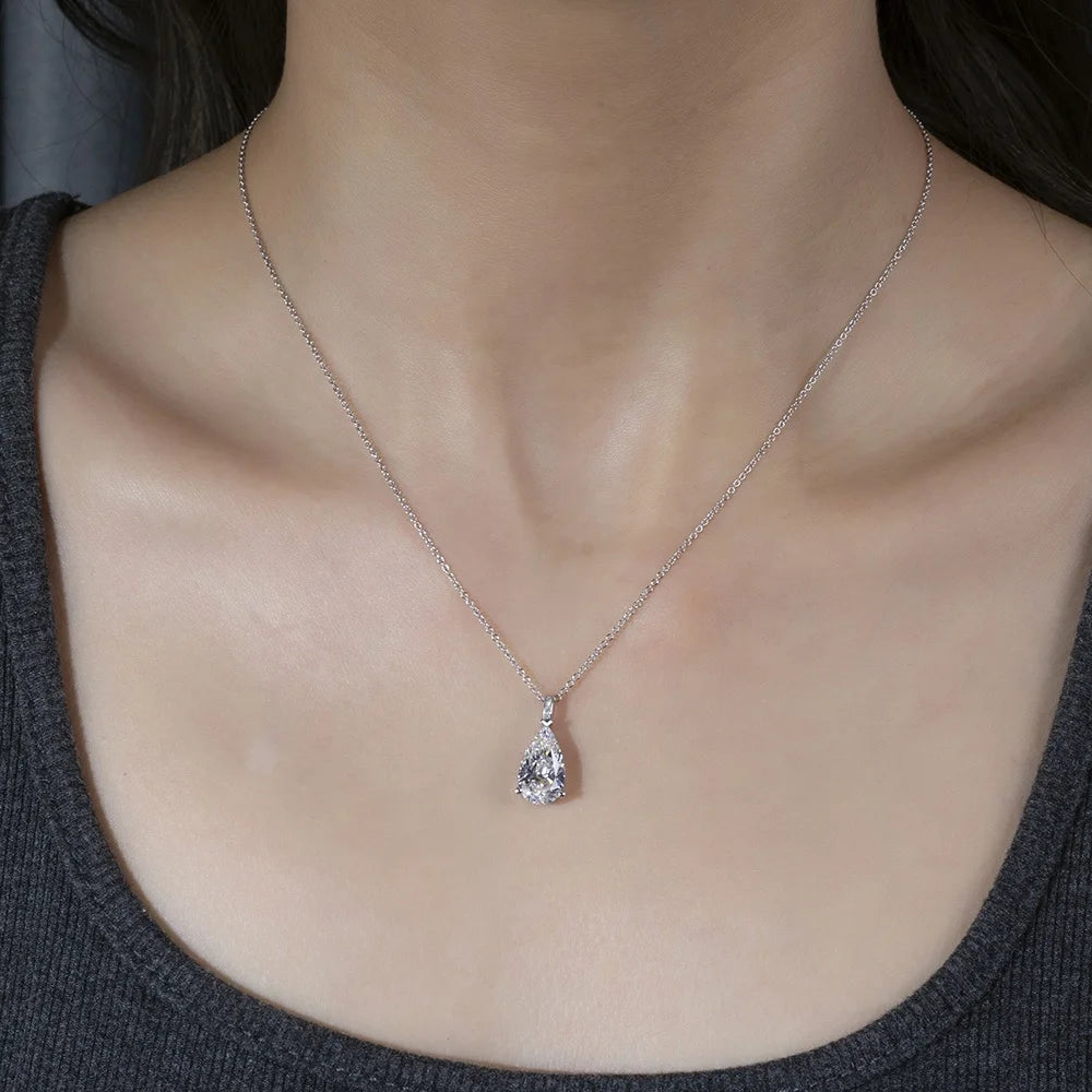 The Teardrop 18K Gold Lab Diamond Solitaire Pendant