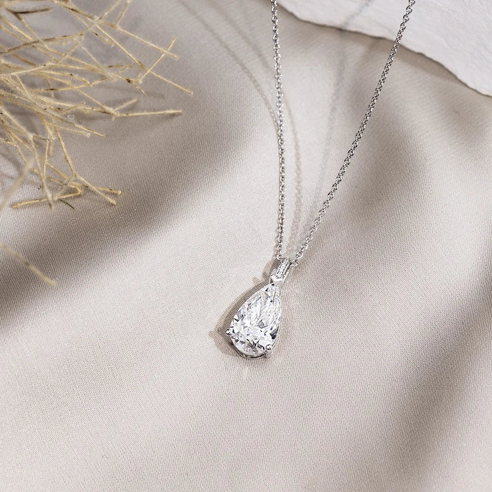 The Teardrop 18K Gold Lab Diamond Solitaire Pendant