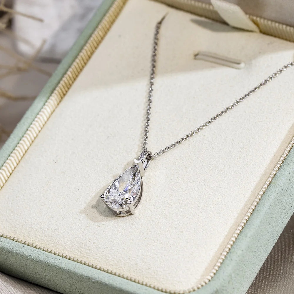 The Teardrop 18K Gold Lab Diamond Solitaire Pendant