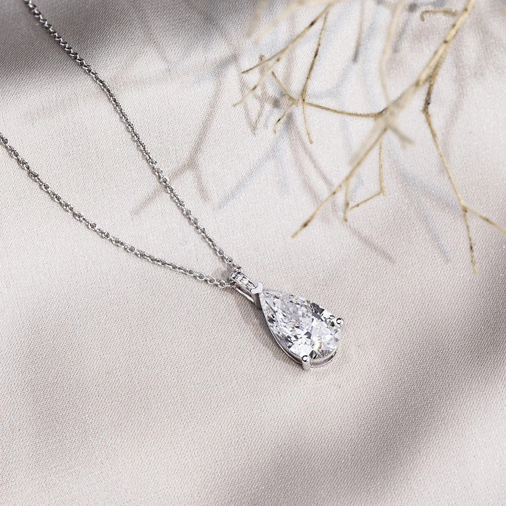 The Teardrop 18K Gold Lab Diamond Solitaire Pendant